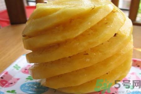 菠蘿為什么要用鹽水泡？吃菠蘿用不用泡鹽水？
