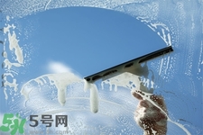擦玻璃小竅門方法是什么？擦玻璃的小竅門有哪些？