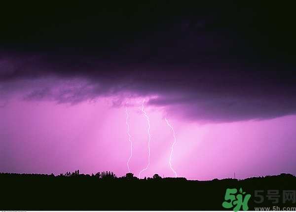 打雷可以撐傘嗎？打雷可以玩筆記本電腦嗎？