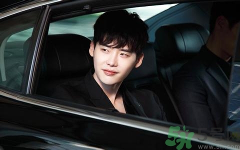 李鐘碩開(kāi)的什么車(chē)？姜哲開(kāi)的什么車(chē)？