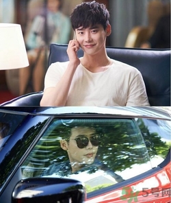 李鐘碩開的什么車？姜哲開的什么車？