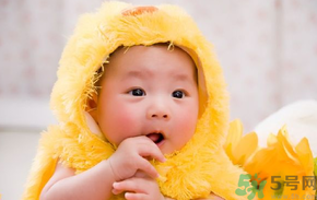 寶寶特別喜歡含著手指睡覺怎么辦？怎樣糾正寶寶含著手指睡覺的習慣？