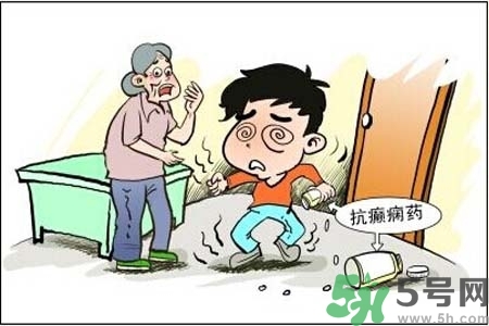 癲癇的高發(fā)人群？如何預防癲癇?。?></p><h3>癲癇的高發(fā)人群</h3><h4>老年人易患癲癇</h4><p>之所以老年人易患癲癇，是由于老年人的生理以及體質(zhì)都有所下降，很多疾病也易染上身，其中腦血栓形成、腦出血、腦腫瘤、腦萎縮、顱內(nèi)感染、腦外傷、代謝性疾病等，而這些疾病都很容易繼發(fā)癲癇疾病，所以說老年人是癲癇高發(fā)人群。</p><h4>腦部受過傷的人易患癲癇</h4><p>輕微腦創(chuàng)傷或頭骨破裂會使癲癇患病率提高超過兩倍，嚴重腦創(chuàng)傷患者的癲癇患病率則為正常水平的7倍，腦外傷后可生是電生理及腦結(jié)構(gòu)發(fā)生改變，形成癲癇灶，腦外傷所引起的腦部原發(fā)或繼發(fā)性損害，造成神經(jīng)元及周圍的膠質(zhì)細胞、血管等改變，從而導致癲癇，腦部受過傷的人也是癲癇高發(fā)人群。</p><p style=
