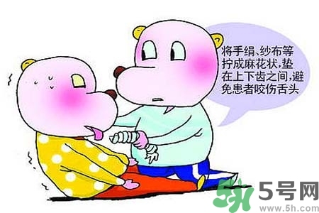 癲癇的高發(fā)人群？如何預防癲癇?。?></p><h4>對于智力發(fā)育不良，膚色偏淡、發(fā)黃，肌張力增高，或伴有震顫和手足活動的病兒</h4><p>要懷疑苯丙酮尿癥，可做尿液測驗，其他少見的類型多有尿的異色、臭味，有條件時應做相應的生化檢查，防止癲癇的發(fā)作，因為這類人群也是癲癇高發(fā)人群。</p><h4>患低血糖癥的成年人</h4><p>發(fā)作時間多在空腹或強烈運動后，一般先有心悸、頭昏、出汗、惡心、煩躁等癥狀，甚至行為失常，有此疾病史者要做空腹血糖測定，癲癇高發(fā)人群包括患低血糖癥的成年人。</p><p style=