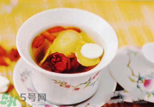 秋天嘴唇干燥怎么辦？秋天嘴唇干燥吃什么？