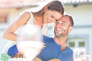 女生喜歡成熟的男生嗎？女生喜歡成熟穩(wěn)重的類型嗎？