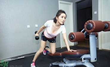 女生跑步機(jī)減肥速度多少合適？女生去健身房減肥做哪些器械？