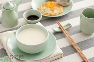 豆奶粉結(jié)塊還能喝嗎？豆奶粉分層還能喝嗎？