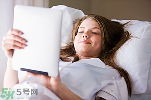 女生趴著睡對(duì)乳房好嗎？女生趴著睡對(duì)胸部有什么壞處？