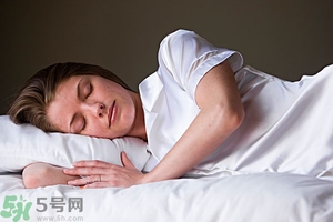 女生趴著睡對(duì)乳房好嗎？女生趴著睡對(duì)胸部有什么壞處？