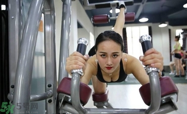 女生跑步機(jī)減肥速度多少合適？女生去健身房減肥做哪些器械？
