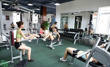 女生可以練腹肌嗎？女生怎么練腹?。?></p><h4>2、動(dòng)作分析</h4><p>練腹肌最常見的方法是做仰臥起坐，但是只做仰臥起坐是大不到鍛煉效果的，所以接下來綜合分析一下練腹肌的速成動(dòng)作。第一，可以將雙手俯撐在第地上，雙腳并攏，然后左右跳；第二，坐在地上并腿抱膝，重復(fù)進(jìn)行這個(gè)動(dòng)作；第三，將雙肘曲放在地上，像做俯臥撐那樣，用左右膝蓋去碰對(duì)應(yīng)邊的手肘；第四，平躺在地上，上腹卷曲，雙腿翹起，用雙手去碰膝蓋，重復(fù)這個(gè)動(dòng)作。</p><p style=