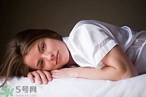 女生趴著睡對(duì)乳房好嗎？女生趴著睡對(duì)胸部有什么壞處？