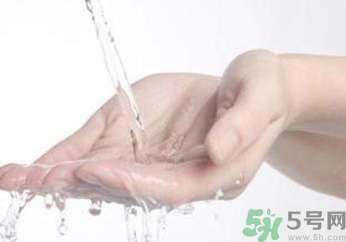 高錳酸鉀染手上了怎么辦？高錳酸鉀染手上了怎么洗掉？