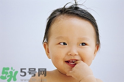 寶寶為什么喜歡咬指甲？寶寶咬指甲是怎么回事？