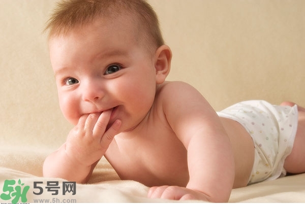 寶寶為什么喜歡咬指甲？寶寶咬指甲是怎么回事？