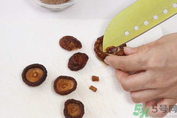 板栗燉鴨好還是燉雞好？栗子燒雞的家常做法
