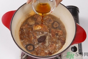 板栗燉鴨好還是燉雞好？栗子燒雞的家常做法