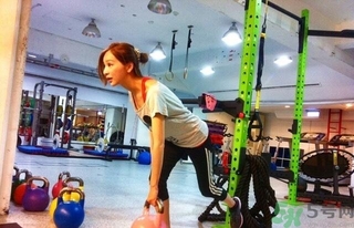 女生健身喝什么牛奶好？女生健身吃什么好？