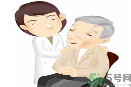 帕金森是發(fā)病原因？帕金森會引發(fā)什么疾?。?></p><h3>帕金森的發(fā)病原因</h3><p>帕金森病的確切病因至今未明。遺傳因素、環(huán)境因素、年齡老化、氧化應(yīng)激等均可能參與PD多巴胺能神經(jīng)元的變性死亡過程。</p><h4>年齡老化</h4><p>PD的發(fā)病率和患病率均隨年齡的增高而增加。PD多在60歲以上發(fā)病，這提示衰老與發(fā)病有關(guān)。資料表明隨年齡增長，正常成年人腦內(nèi)黑質(zhì)多巴胺能神經(jīng)元會漸進性減少。但65歲以上老年人中PD的患病率并不高，因此，年齡老化只是PD發(fā)病的危險因素之一。</p><p style=