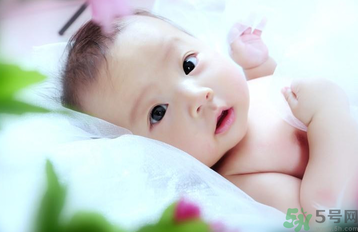 立秋寶寶如何養(yǎng)生？立秋后小心寶寶五種疾?。?></p><h4>三號疾?。簹夤苎?/h4><p>秋季氣管炎高發(fā)通常是由于上呼吸道感染了病毒所致。秋季天氣復(fù)雜多變，如果寶寶體溫變化過快，吸入煙塵、花粉、羊毛等刺激性物質(zhì)都可能引起寶寶支氣管感染。寶寶患?xì)夤苎字饕Y狀是大聲哭鬧，有痰鳴音，寶寶煩躁時，咳嗽會加劇，喘鳴音也會變得響亮。</p><h4>四號疾?。罕茄?/h4><p>秋風(fēng)起，寶寶噴嚏不止，那是因為秋季較大變化的氣溫導(dǎo)致空氣粉塵風(fēng)沙增多，寶寶免疫機制還不完善，抵抗力偏弱，容易造成寶寶鼻炎。寶寶鼻炎主要癥狀為連續(xù)打噴嚏，鼻癢，鼻塞，流清水樣鼻涕，可伴有頭痛。如果不及時控制還會誘發(fā)鼻竇炎，腺樣體炎中耳炎，咽炎，支氣管炎，支氣管哮喘，頑固性頭痛等并發(fā)癥。</p><h4>五號疾?。哼^敏性皮炎</h4><p>秋季空氣中含有的動物皮屑、各種花粉、灰塵量大大增加，寶寶對過敏抵抗力還很弱，很容易發(fā)生過敏性皮炎。主要表現(xiàn)為兩頰皮膚干燥、發(fā)紅和脫皮再延伸到臉部、頸部、手腕、手、腹部和四肢，寶寶發(fā)病時要防止寶寶抓撓瘙癢處，以免撓破肌膚，造成感染。</p><p><span style=