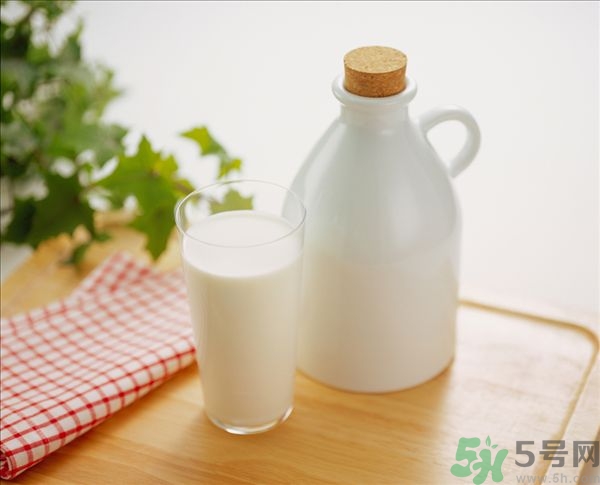 健身喝什么牛奶？健身喝全脂牛奶還是脫脂牛奶？