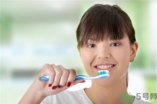 洗牙能讓牙齒變白嗎？洗牙對(duì)牙齒有傷害嗎？