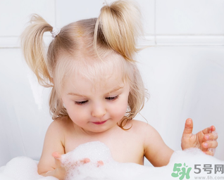 秋季嬰兒要每天洗澡嗎？秋季給嬰兒洗澡的正確步驟