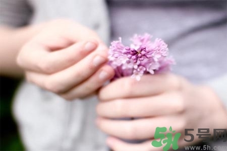?手指關(guān)節(jié)疼痛的危害？如何緩解手指關(guān)節(jié)疼痛？
