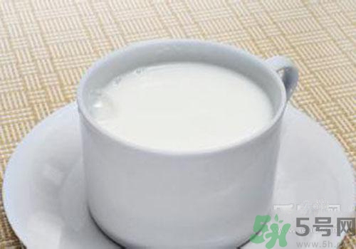 純牛奶為什么會結(jié)塊？結(jié)塊的純牛奶可以喝嗎？