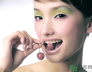眼影可以當眉粉用嗎？眼影可以當鼻影用嗎？