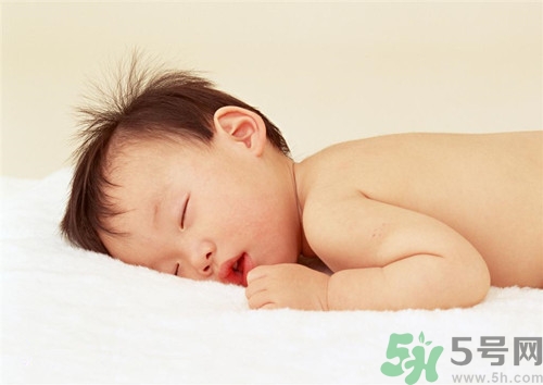 孩子睡覺不踏實翻來覆去的,孩子睡覺不安穩(wěn)怎么回事
