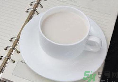 純牛奶和酸奶哪個營養(yǎng)更高？喝純牛奶好還是酸奶好？