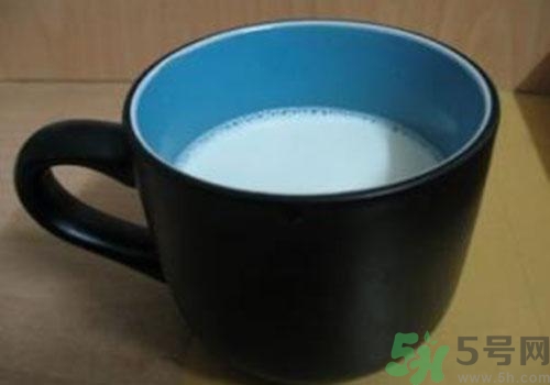 喝純牛奶會上火嗎？喝純牛奶有什么壞處？