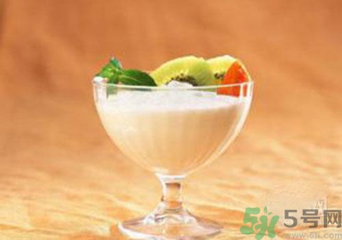 純牛奶和酸奶可以一起吃喝嗎？純牛奶和酸奶一起喝有什么好處？