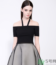 一字肩的衣服內(nèi)衣怎么穿？一字肩的衣服里面穿什么內(nèi)衣？