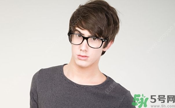 15歲男孩的標(biāo)準(zhǔn)身高應(yīng)該多高？15歲男孩的標(biāo)準(zhǔn)身高體重