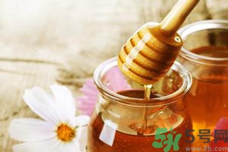 蜂蜜不能和什么一起吃？哪些人不能吃蜂蜜？