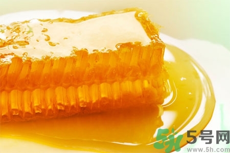 蜂蜜不能和什么一起吃？哪些人不能吃蜂蜜？