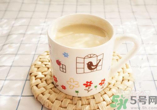 痛風(fēng)可以喝牛奶嗎？痛風(fēng)喝多少牛奶比較好？