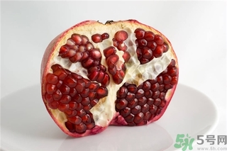吃石榴手指發(fā)黃怎么辦？吃石榴手指變黑怎么辦？