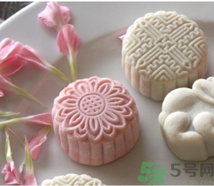 冰皮月餅是雪月餅嗎？冰皮月餅和雪月餅?zāi)膫€(gè)好吃？