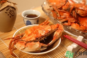 吃螃蟹可以喝紅酒嗎？吃螃蟹可以喝酒嗎？