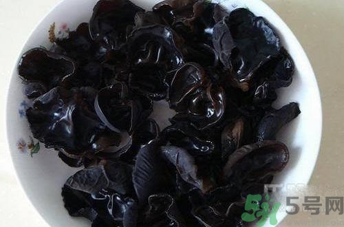 下巴長痘是上火嗎？下巴長痘吃什么好？