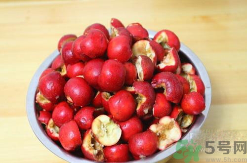 下巴長痘是上火嗎？下巴長痘吃什么好？