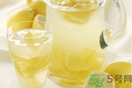 檸檬水能隔夜喝嗎？隔夜的檸檬水還能喝嗎？