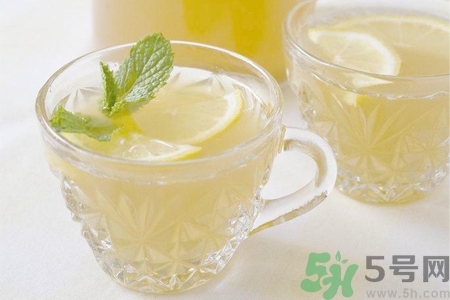 檸檬水能隔夜喝嗎？隔夜的檸檬水還能喝嗎？