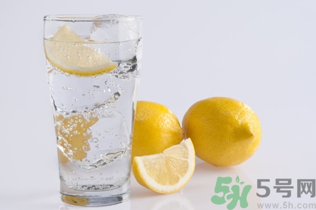 檸檬水能隔夜喝嗎？隔夜的檸檬水還能喝嗎？
