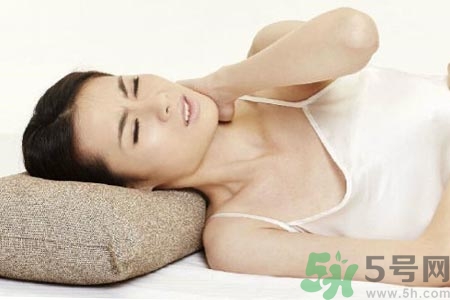 落枕脖子疼怎么辦？落枕和頸椎病區(qū)別