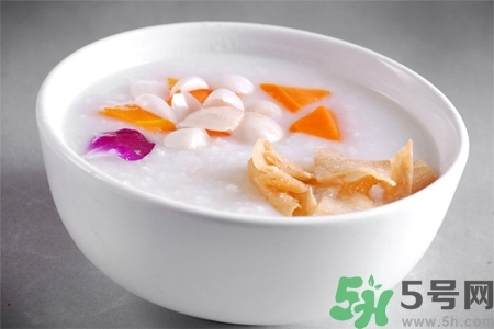 女性吃什么能預(yù)防婦科疾??？女性吃什么能預(yù)防子宮疾?。?></p><h3>女性吃什么能預(yù)防婦科疾病</h3><h4>(1)荔枝大棗湯</h4><p>干荔枝，干大棗各7枚。共加水煎服，每日1劑。具有補(bǔ)血生津作用。適用于婦女貧血，流產(chǎn)后子宮的調(diào)養(yǎng)。</p><h4>(2)雞蛋棗湯</h4><p>雞蛋2個，紅棗10個，紅糖適量。鍋內(nèi)放水煮沸后打入雞蛋臥煮，水再沸下紅棗及紅糖，文火煮20分鐘即可。具有補(bǔ)中益氣，養(yǎng)血作用。適用于貧血及病后，產(chǎn)后子宮的調(diào)養(yǎng)。</p><h4>(3)乳鴿枸杞湯</h4><p>乳鴿1只，枸杞30克，鹽少許。將乳鴿去毛及內(nèi)臟雜物，洗凈，放入鍋內(nèi)加水與枸杞共燉，熟時加鹽少許。吃肉飲湯，每日2次。具有益氣、補(bǔ)血、理虛作用。適用于人流后體虛及病后氣虛，體倦乏力，表虛自汗等癥。</p><p style=